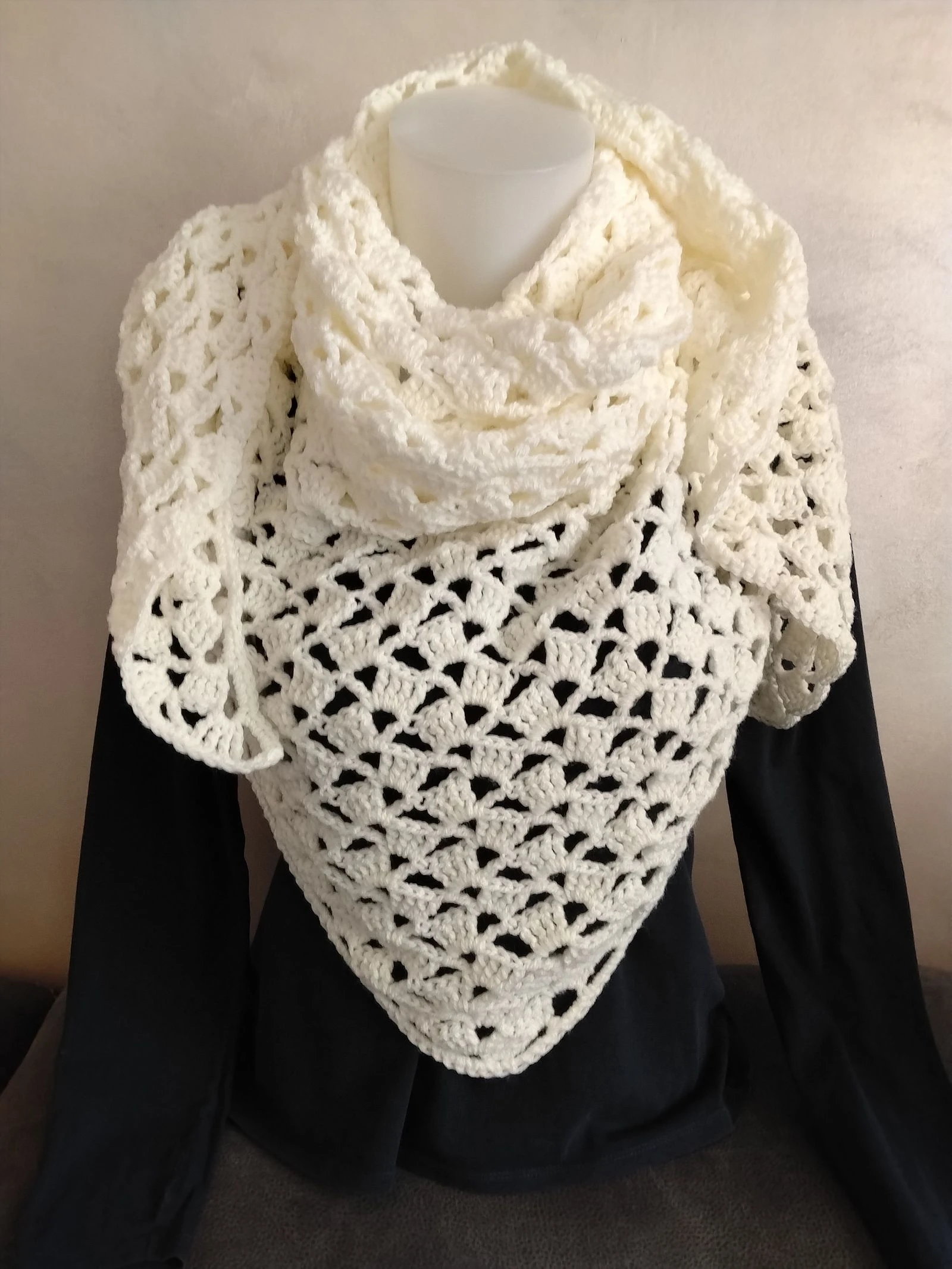 Handmade ecru white crocheted shawl — Openwork & asymmetrical stitch – photo 6